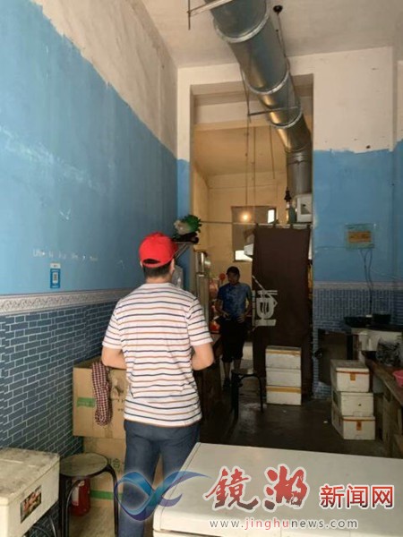 镜湖区大砻坊社区开展餐饮油烟“回头看”整治行动