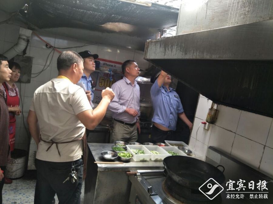 南溪区开展餐饮油烟专项整治行动 