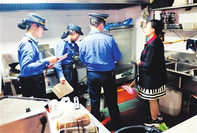 观音桥街道开展餐饮服务业油烟污染排查整治工作