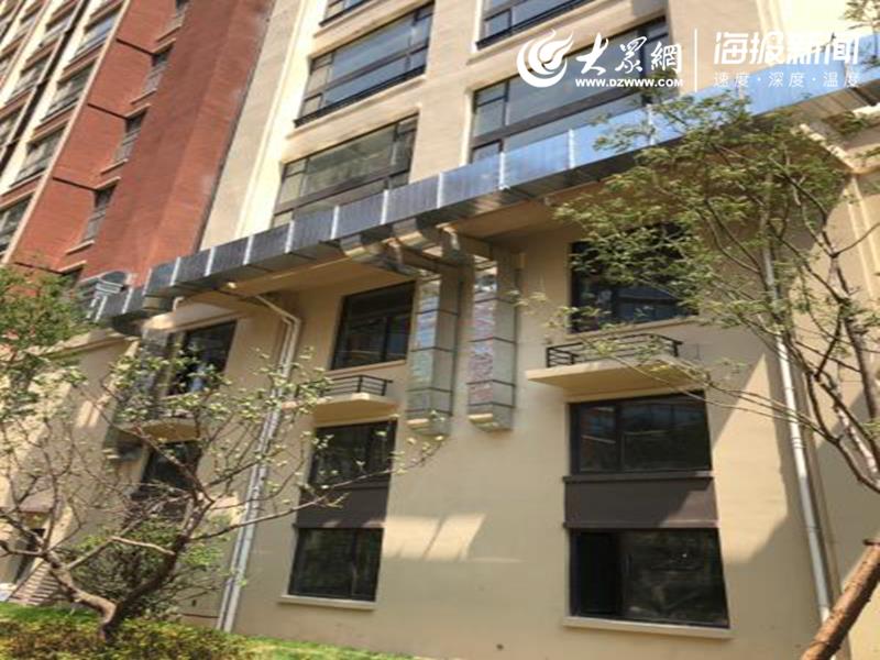青特赫府二期一网点房违法设置巨型油烟管道被拆除