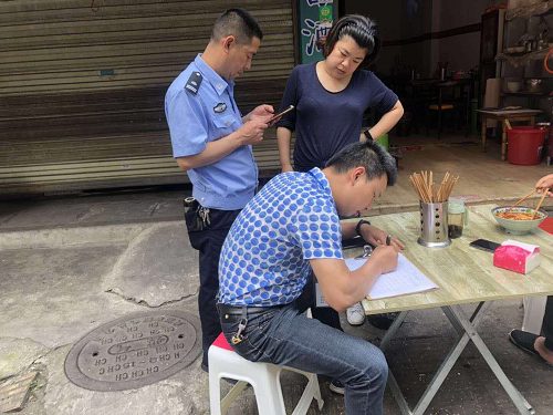 成龙路街道城管社区齐抓共治攻坚餐饮油烟污染