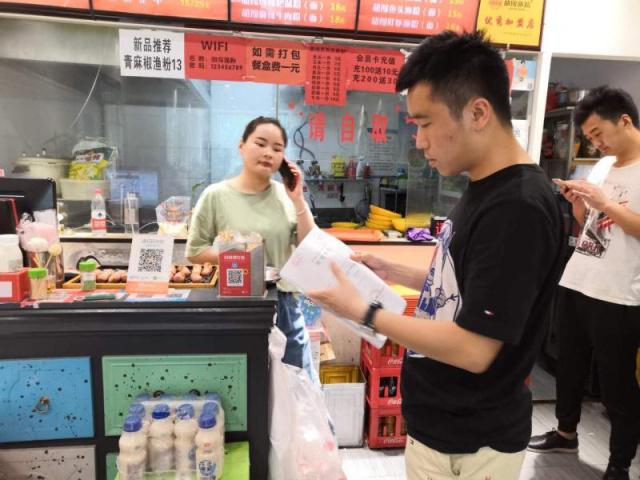 明湖办事处中烟社区开展油烟净化器排查整治行动