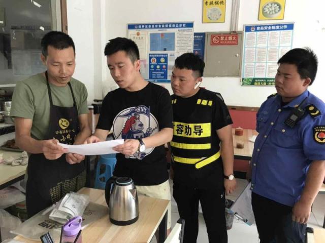 明湖办事处中烟社区开展油烟净化器排查整治行动
