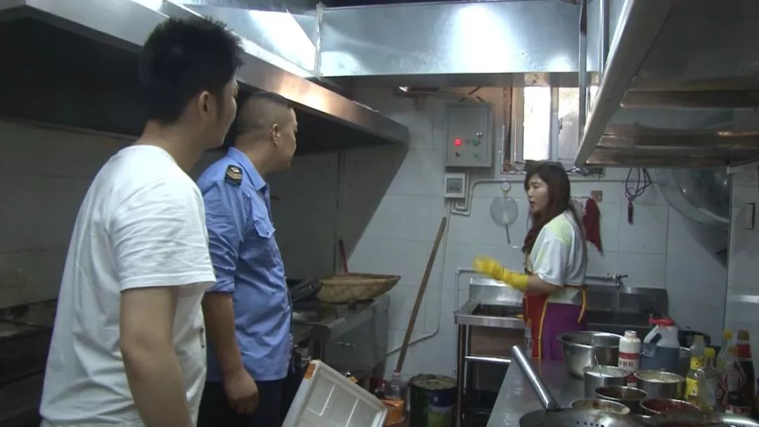 鹤城区城南街道办事处开展集中油烟排查整治行动