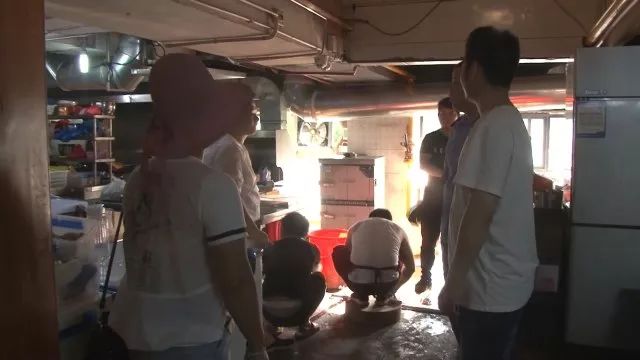 鹤城区城南街道办事处开展集中油烟排查整治行动