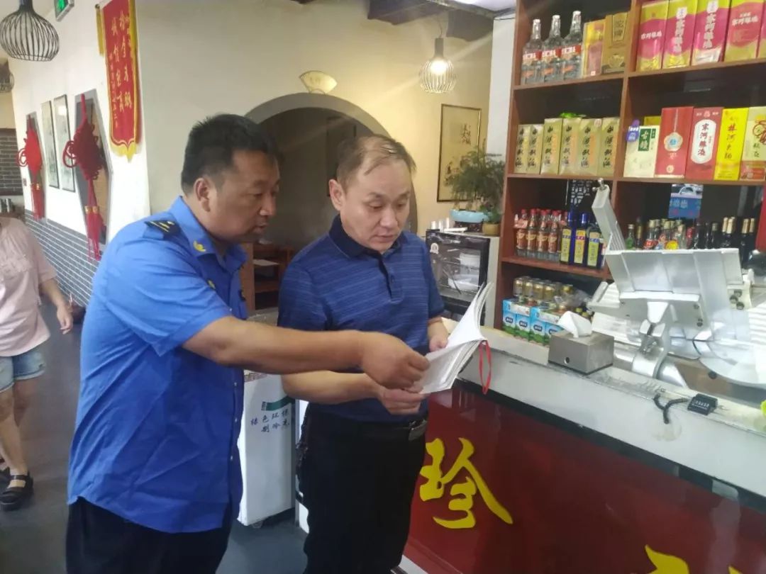 内黄县城市管理局开展餐饮油烟专项治理行动