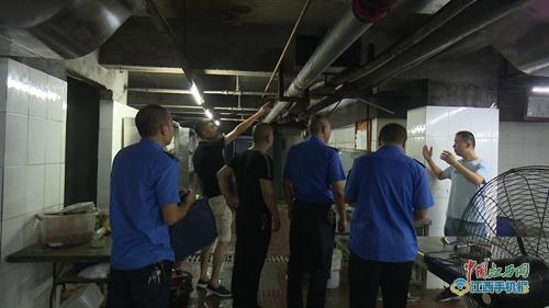 武宁县多部门联合推进城区餐饮油烟污染专项整治工作