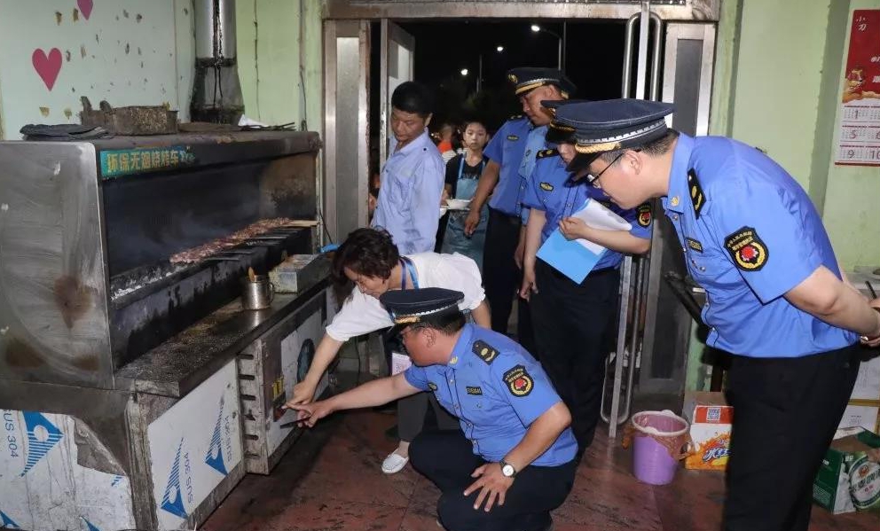 临清市开展餐饮油烟及城区夜市大排档、烧烤摊专项治理行动