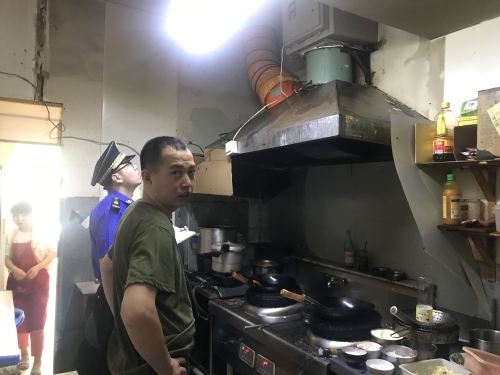 戚家山执法中队开展餐饮店油烟净化“回头看”整治行动