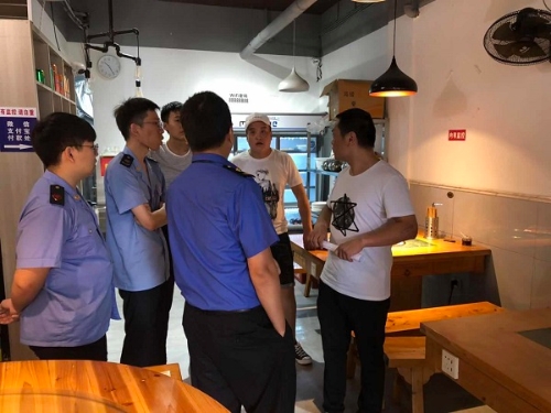 石桥街道多部门联合开展餐饮油烟整治行动