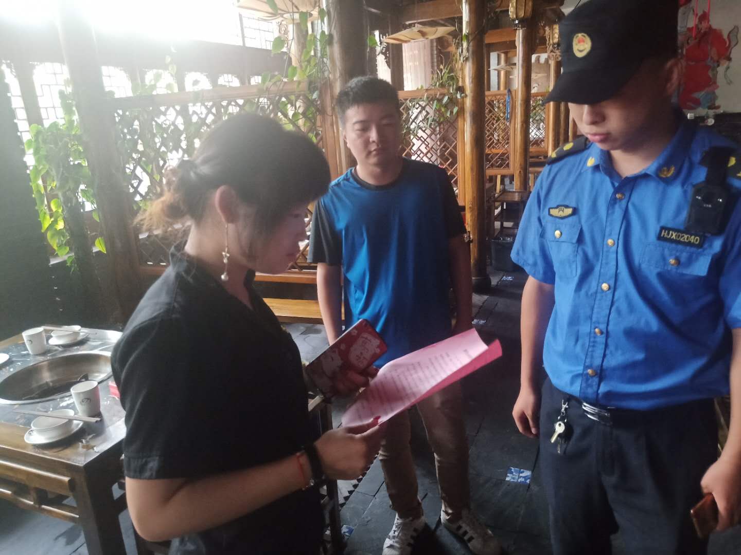 武塘社区开展小区餐饮业油烟专项整治宣传活动