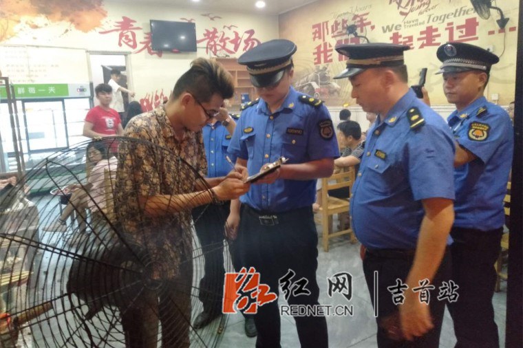 吉首市城管执法局镇溪执法大队加强对辖区内夜市烧烤管理