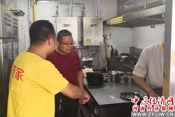 荥阳城市管理局对豫龙镇、京城办餐饮油烟治理工作进行督查