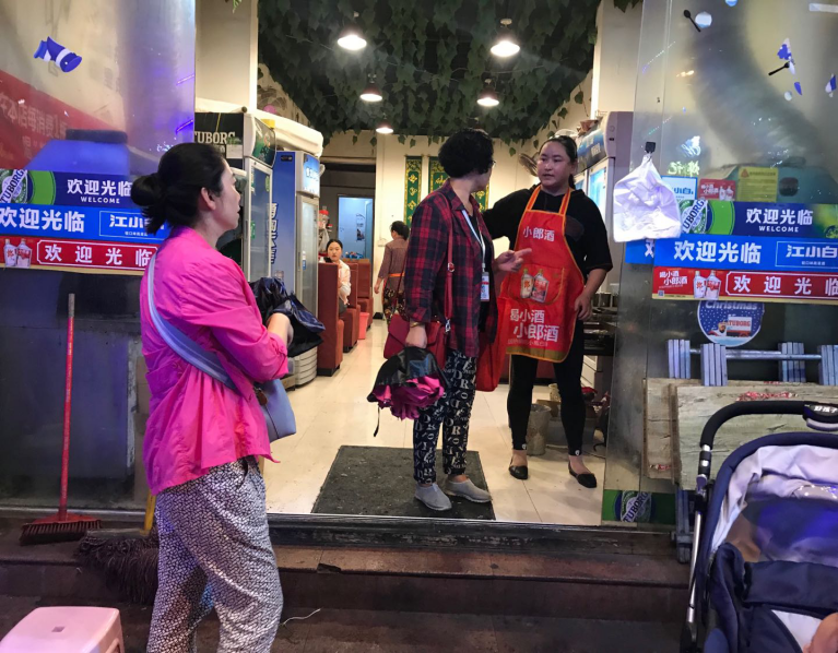 马槽社区多措并举开展新天地小吃街油烟整治工作