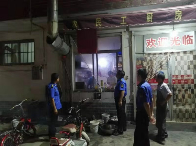 善南执法中队开展清理夜间餐饮油烟污染专项整治活动