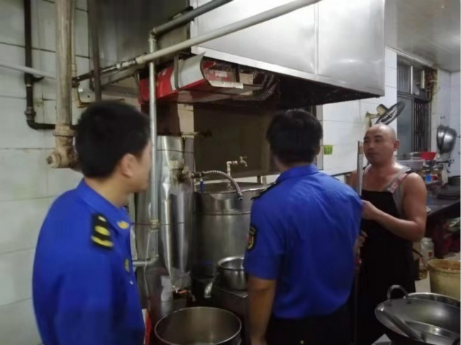 善南执法中队开展清理夜间餐饮油烟污染专项整治活动