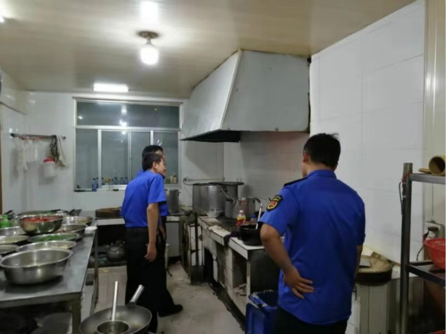 善南执法中队开展清理夜间餐饮油烟污染专项整治活动