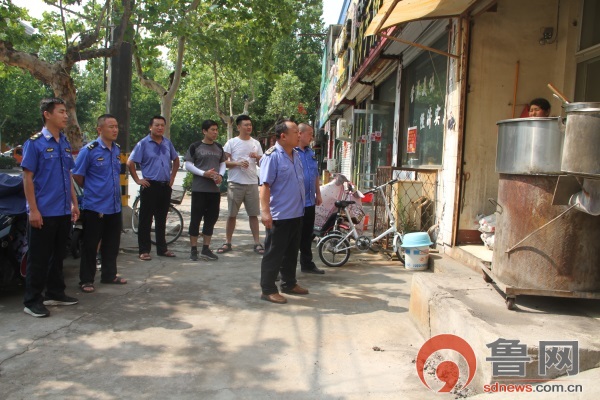 光明路街道开展餐饮油烟排放专项整治