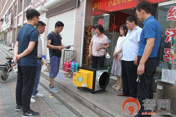 光明路街道开展餐饮油烟排放专项整治