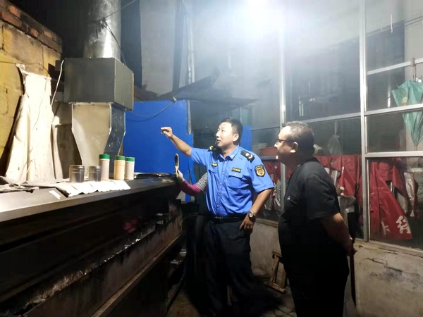 龙泉街道开展夜间餐饮业油烟大气污染专项整治行动