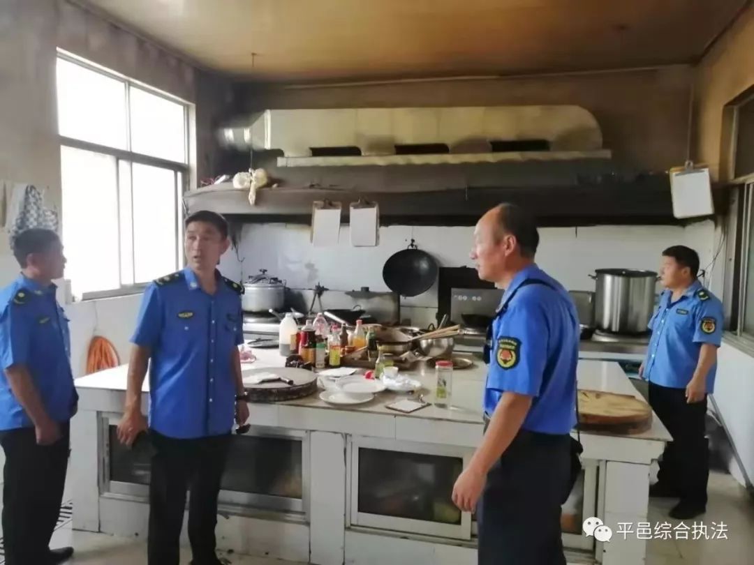武台镇多部门联动开展餐厨油烟污染专项整治行动