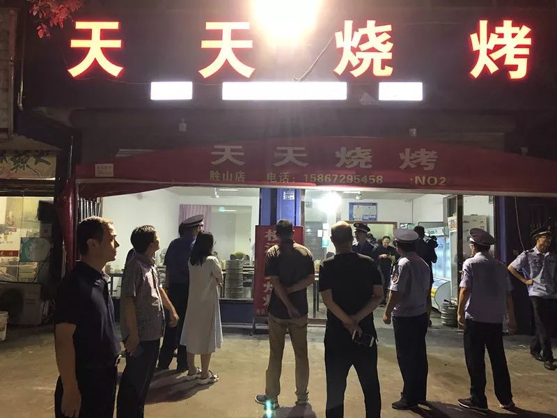 胜山镇多部门联合开展餐饮业油烟污染夜间整治