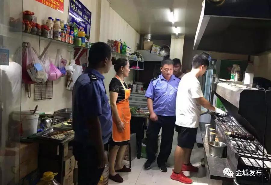 金城街道开展餐饮单位油烟排放夜间巡查