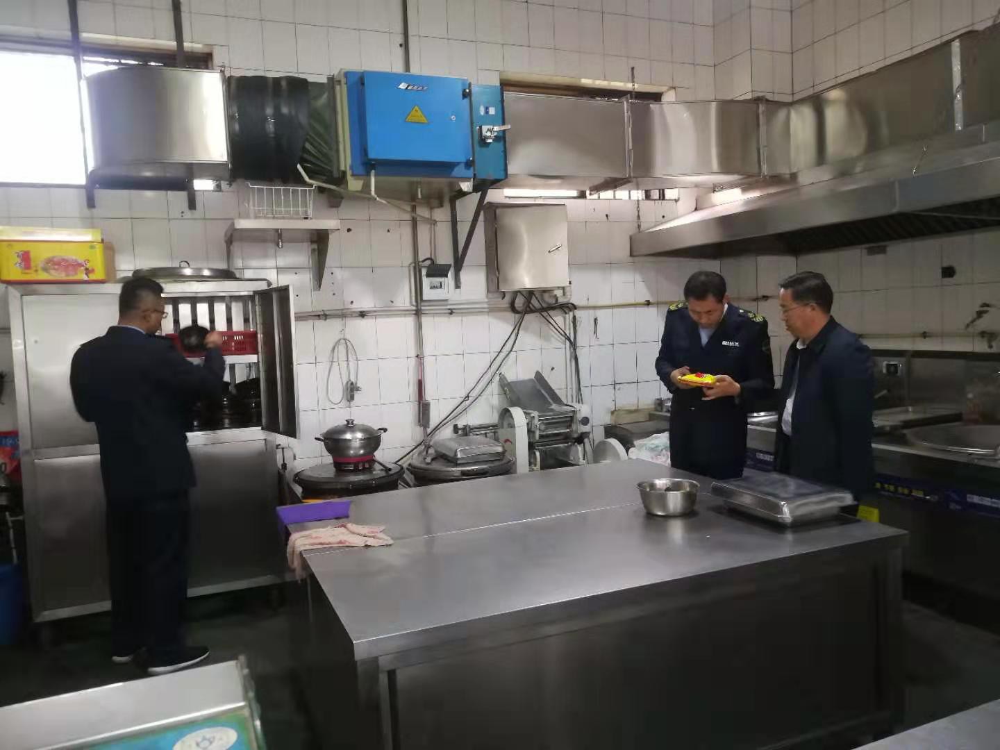 华亭市市场监督管理局开展餐饮油烟治理“回头看”专项整治