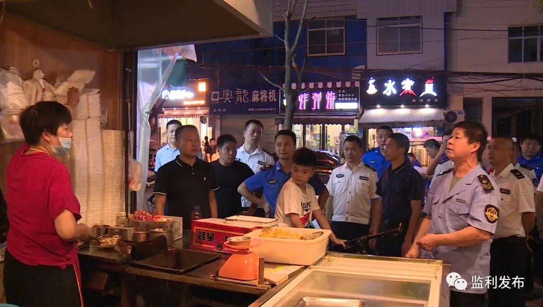 监利县多部门联合开展露天烧烤整治
