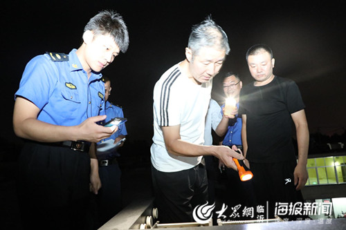 临沂市城管局突击夜查兰山区白沙埠镇餐饮油烟排放