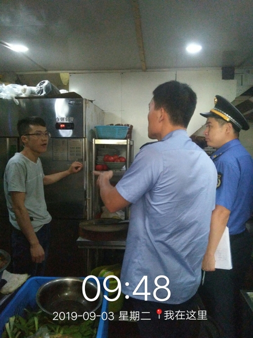 月湖中队打响餐饮店油烟整治第一枪