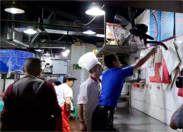平昌县综合行政执法局开展城区餐饮行业油烟净化设备专项检查