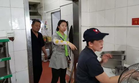 任城区古槐街道东门社区协调整改油烟扰民问题