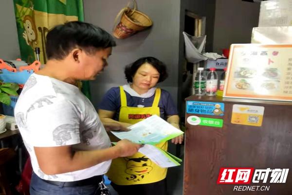 梅岭社区开展餐饮门店油烟净化器安装使用情况现场检查