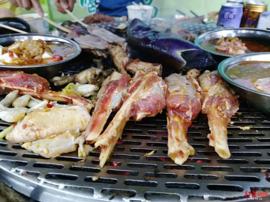 国庆假期西昌烧烤店生意火爆场面壮观
