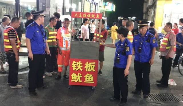 航城街道综合执法队整治大排档露天烧烤乱象