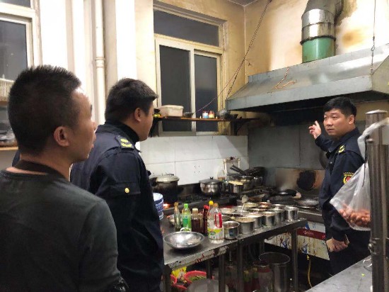 矿山集街道办事处城管中队开展餐饮油烟专项整治行动