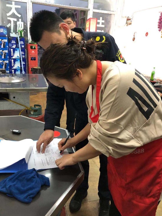 矿山集街道办事处城管中队开展餐饮油烟专项整治行动
