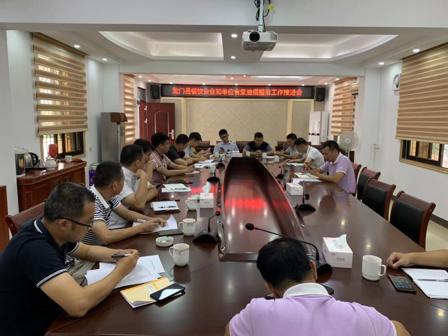 龙门生态环境分局召开餐饮企业和单位食堂油烟整治工作推进会