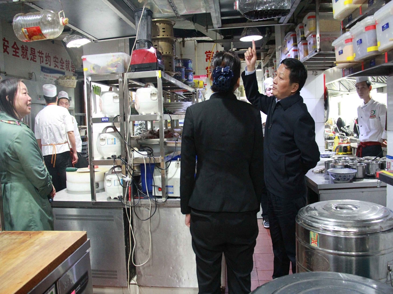 安康市城管执法局局长陆隆敏检查餐饮油烟、散煤整治工作