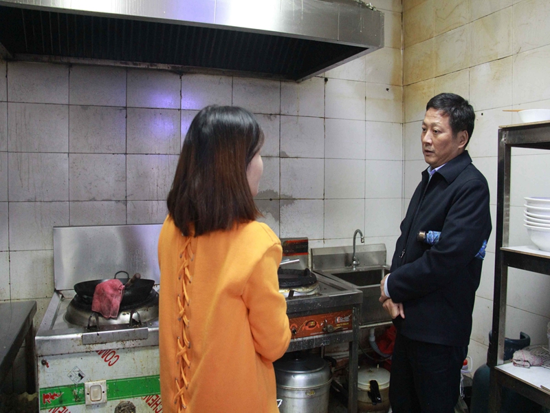 安康市城管执法局局长陆隆敏检查餐饮油烟、散煤整治工作