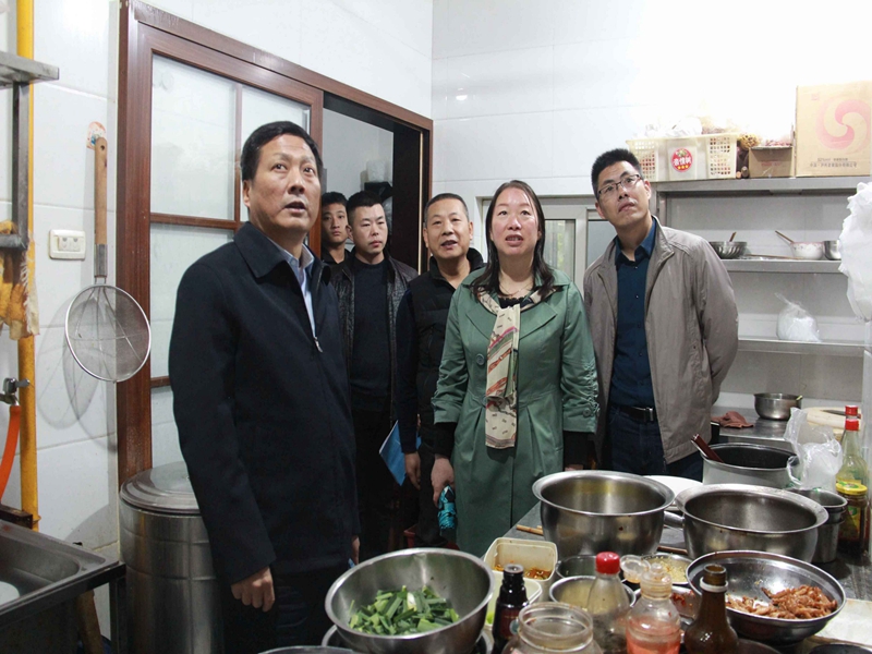安康市城管执法局局长陆隆敏检查餐饮油烟、散煤整治工作
