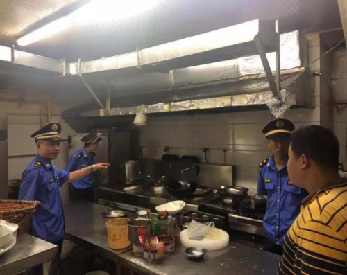 任城区南苑大队“三加强”开展餐饮业油烟治理专项行动
