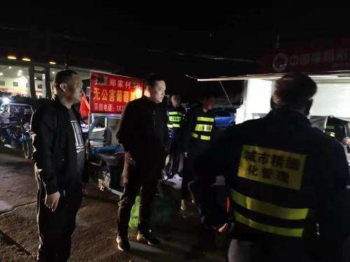 航空港区三官庙办事处组织人员夜查辖区餐饮商户