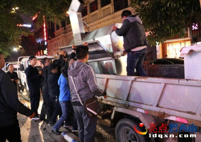 兴义市桔山街道办联合多部门整治市容市貌