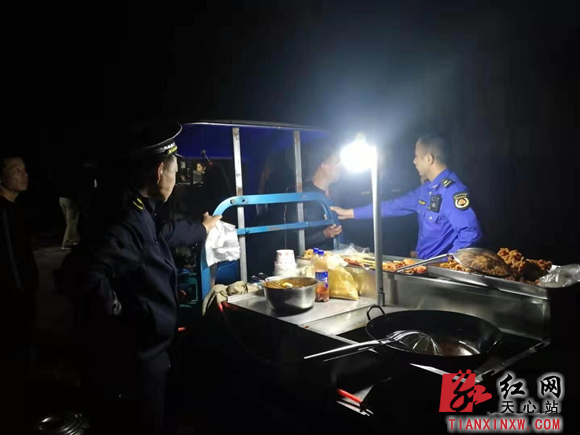 南托街道针对露天烧烤和油烟直排现象开展专项整治行动