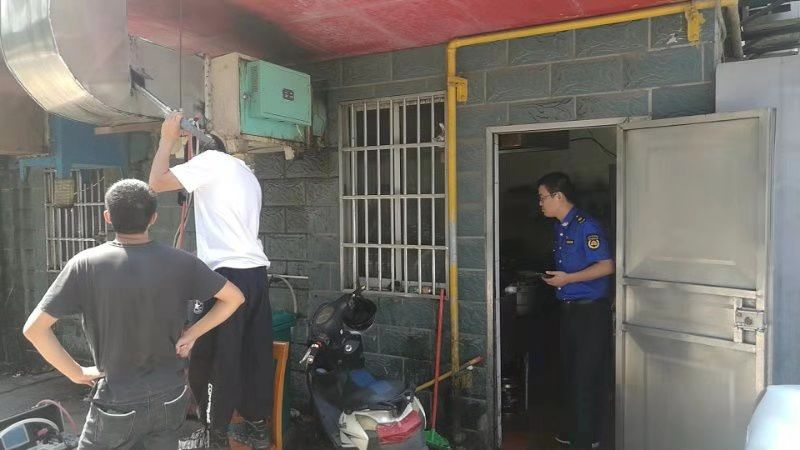 稽山街道多部门联合开展餐饮行业油烟排放情况全面检查整治