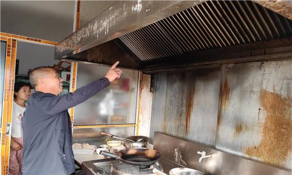 桑园社区扎实开展餐饮油烟机排查工作