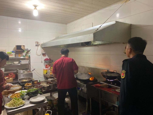 南张执法大队坚持常态化油烟治理