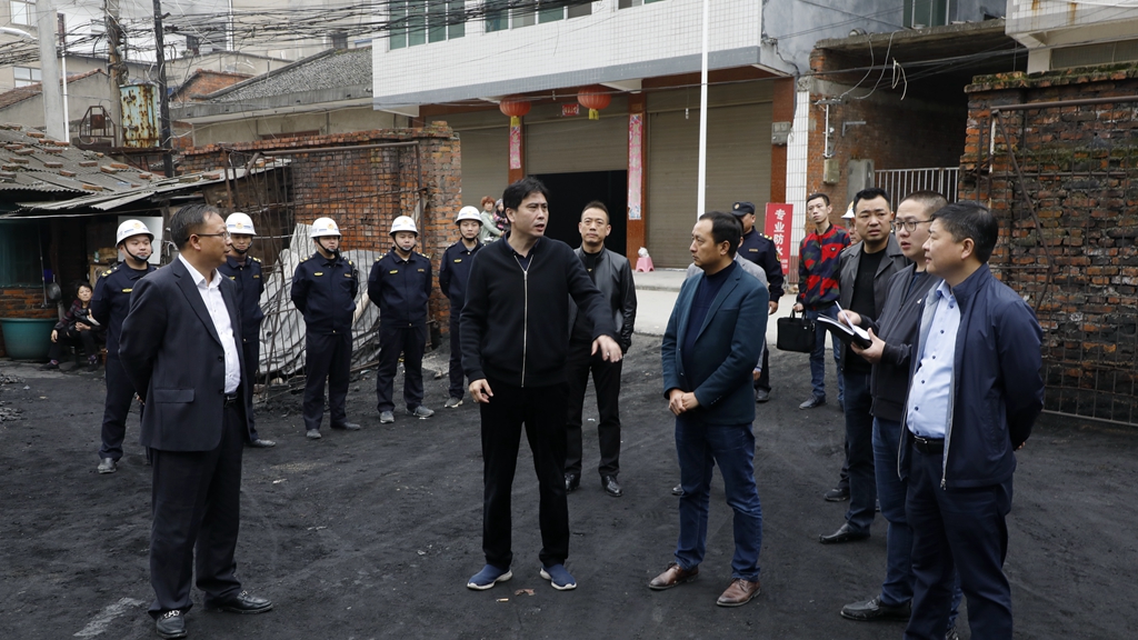 恒口示范区管委会主任吴大林带队开展大气污染问题整治